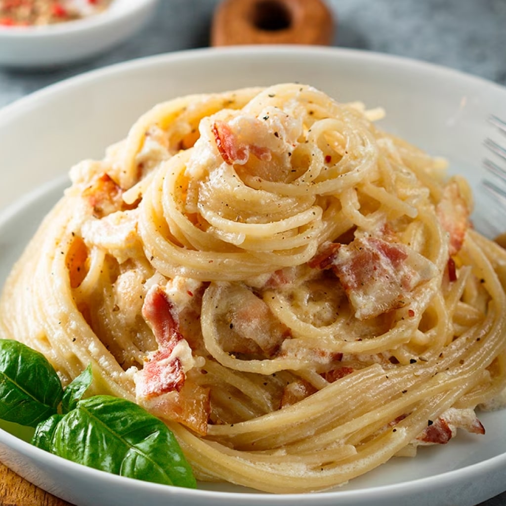 Pasta con pollo, tocineta y bechamel Pasta con pollo, tocineta y bechamel